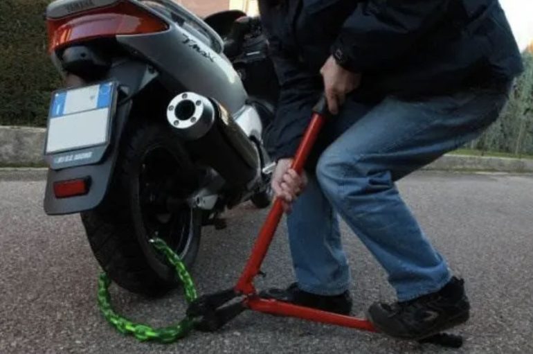 Ercolano, scooter rubato e restituito dopo il «cavallo di ritorno»: 2 arresti