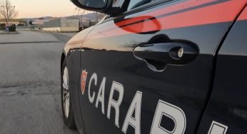 Napoli: cristalli di cocaina sotto telaio dell’auto, arrestato pusher 23enne di Marano