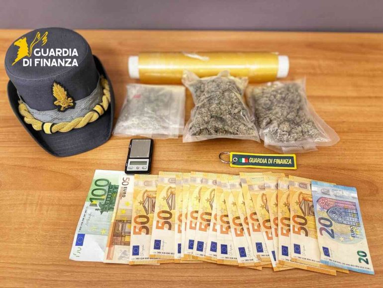 Spaccio online nel Sannio: due ventenni beccati dalla Finanza con hashish e marijuana