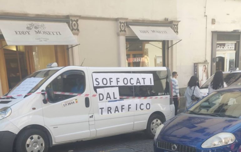 Taxi in piazza a Napoli: «Un confronto con i cittadini che fa crescere la categoria»