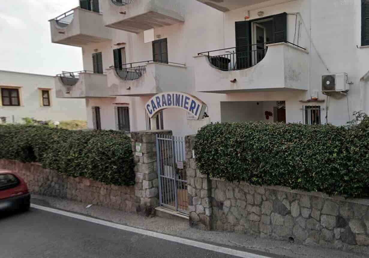 Allerta a Napoli: 37enne tenta di forzare caserma per il rimpatrio, caos in strada!