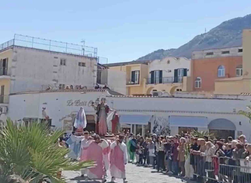 Tragedia sfiorata a Ischia: fuochi d’artificio sulla folla, sette feriti a Lacco Ameno