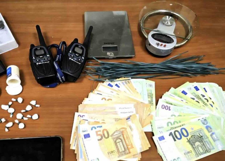 Varcaturo spaccio di droga con i walkie talkie