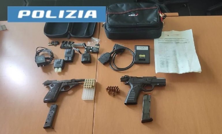 Armi clandestine e kit per furti d’auto nascosti in casa: due denunce al Rione Don Guanella