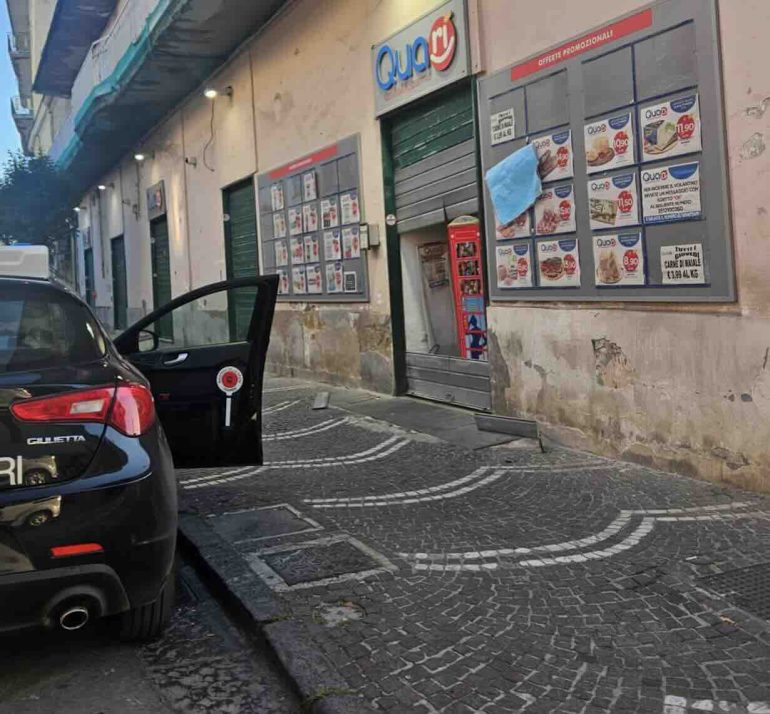 Arzano, furto nella notte al supermercato di via Pecchia: ladri in fuga con il bottino
