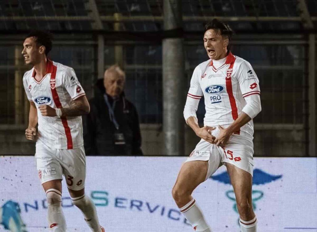 Ayroldi indirizza la gara: gestaccio di Delli Carri e la rabbia del Menti: la Juve Stabia ripresa nel finale