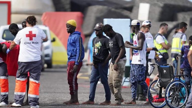 Benevento, i fondi per i migranti utilizzati per acquisti da Hermès, Chanel e Prada: 8 indagati