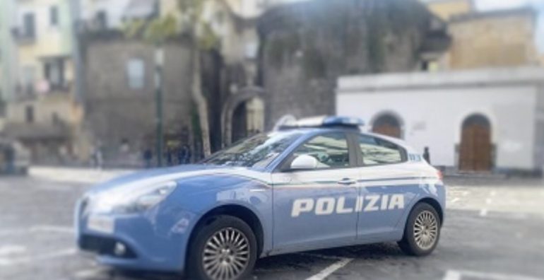 Napoli, controlli straordinari a Mergellina e Porta Nolana: identificate 112 persone