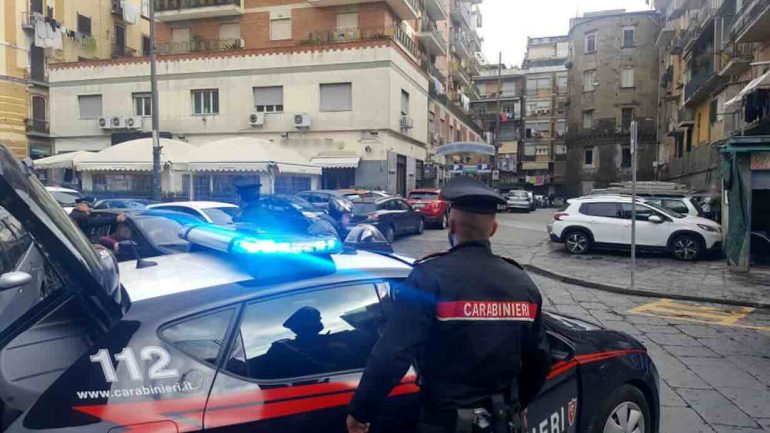 Blitz dei Carabinieri a Porta Capuana: controlli a tappeto, denunce e sanzioni alle attività commerciali