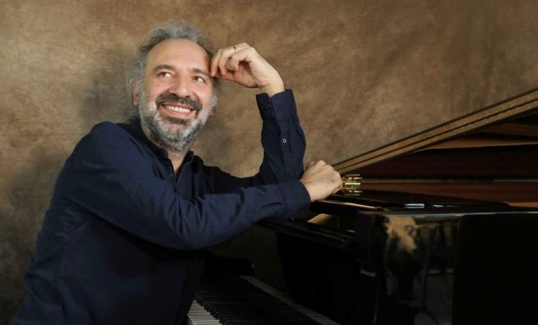 Bollani reinventa la canzone napoletana con Servillo, Ebbanesis e Sepe
