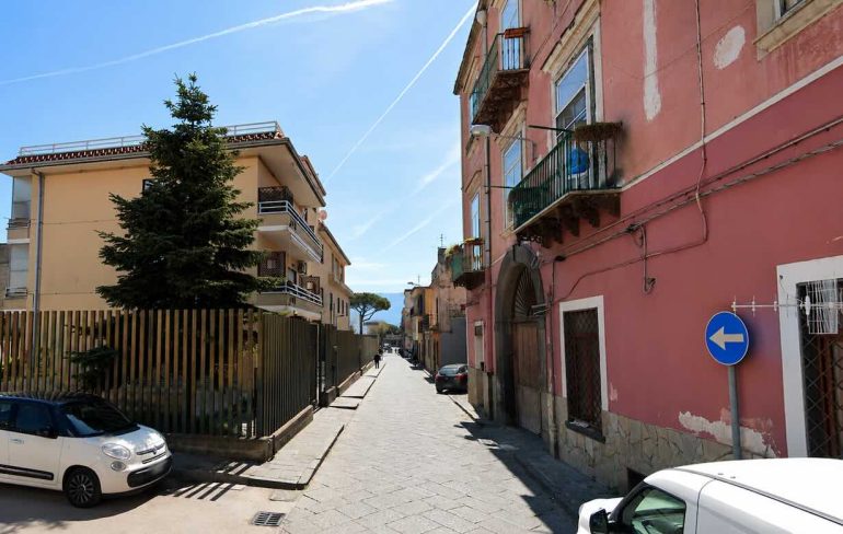 Boscoreale, crepe nelle pareti: evacuate otto famiglie nella notte. Palazzo a rischio crollo