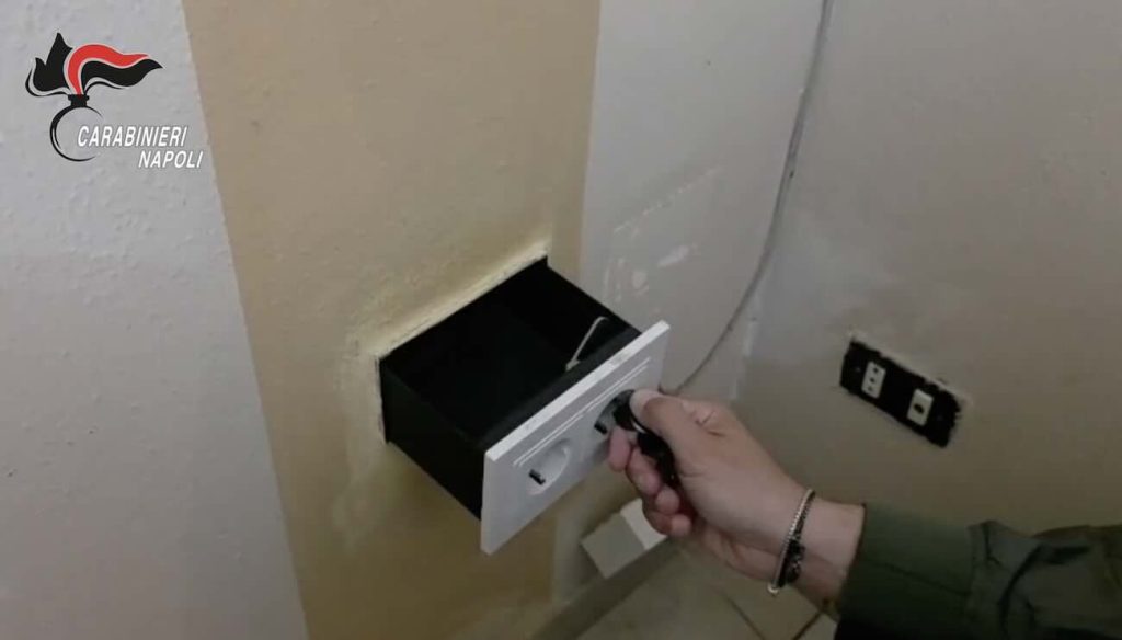 Caivano, presa elettrica per nascondere stupefacenti: arrestati due giovani sposi