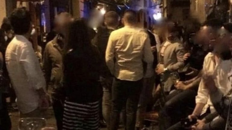 Caserta, maxirissa in via Ferrante: calci all’addome a una ragazza incinta