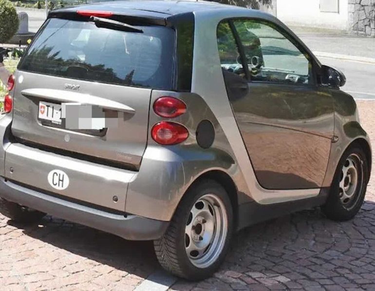 Casoria, parcheggia sul posto disabili con auto con targa straniera: multata