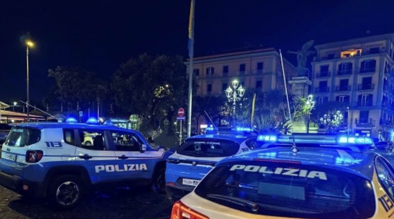 Castellammare, follia sui balconi per sfuggire alla polizia: 25enne incastrata dal cane antidroga