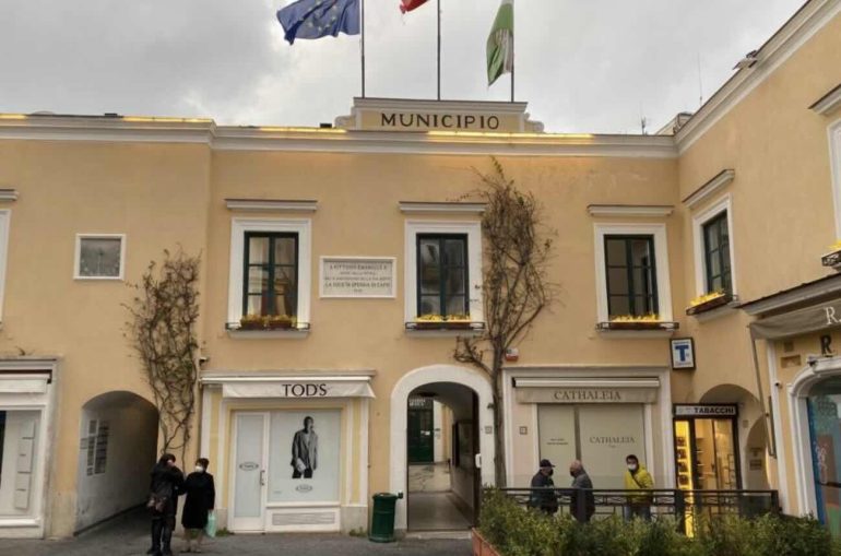 Comune di Capri Condannato per Discriminazione: Ritardi nell’Accessibilità ai Giardini di Augusto
