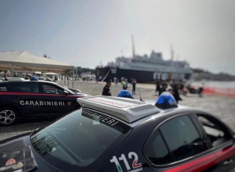 Procida, madre esasperata dalle richieste di denaro: arrestato 28enne