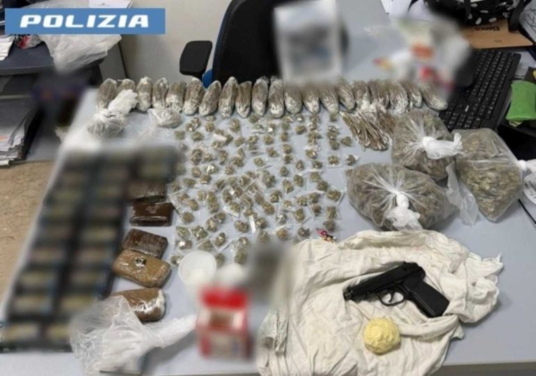 Droga e armi nel cuore di Napoli, la Polizia smantella centrale dello spaccio: due arresti