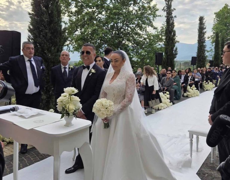 Franco Ricciardi sposa Anna Mellone: sì da favola al Castello di Santa Maria del Plesco