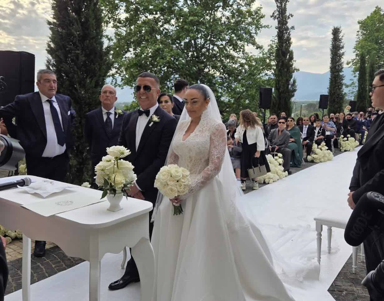 Napoli in festa: il sogno d’amore di Franco Ricciardi e Anna Mellone al Castello di Santa Maria del Plesco