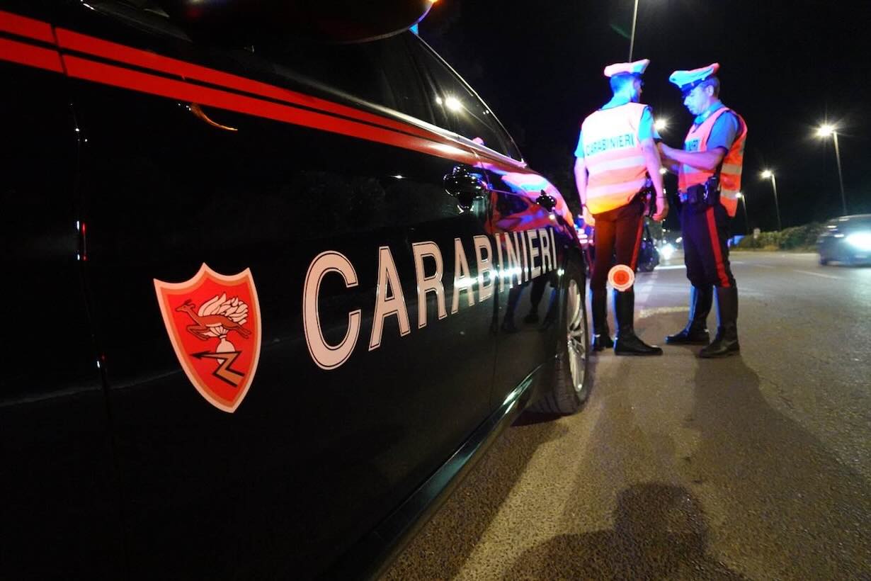 Fuga in SUV tra il traffico di Napoli: caos e arresti in pieno centro!