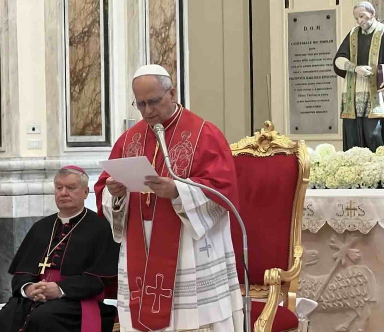 Il Vescovo di Acerra regala la papalina a Papa Leone XIV, che lascia la sua in dono alla diocesi