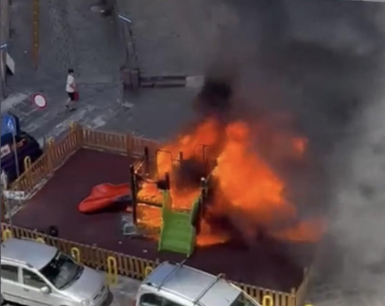 Rione Sanità in fiamme: giostre distrutte accanto alla chiesa sconsacrata, panico tra i residenti