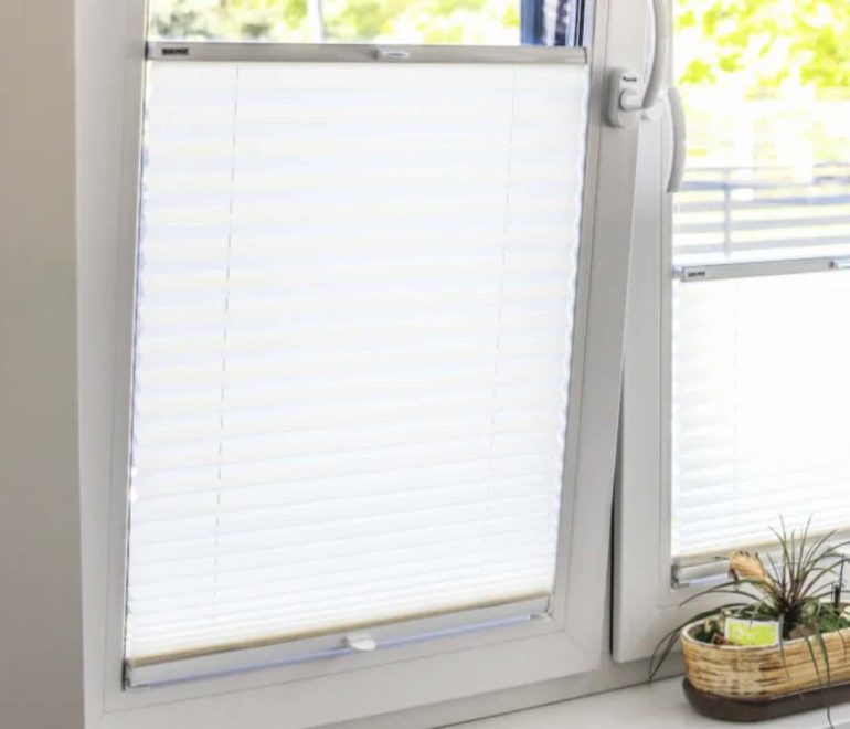 Infissi e serramenti: l’impatto delle tende oscuranti su comfort, luce e atmosfera degli ambienti domestici