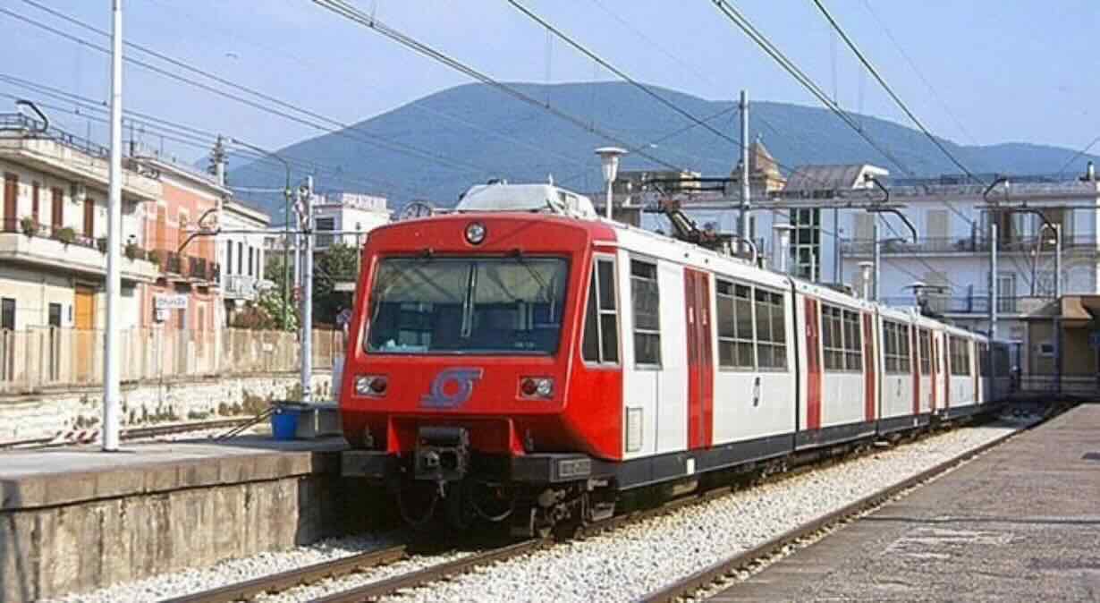 Interruzione della Circumvesuviana tra San Giovanni e Torre del Greco: centinaia di pendolari in attesa