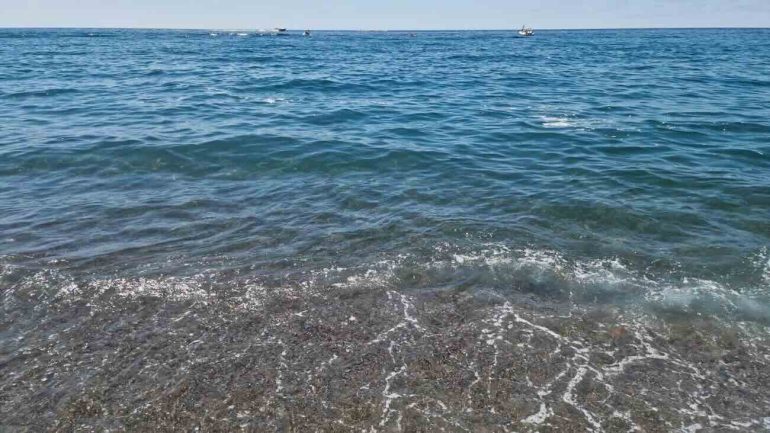 Ischia, la spiaggia dei Maronti soffocata da schiuma biancastra e acqua torbida: allarme ambientale