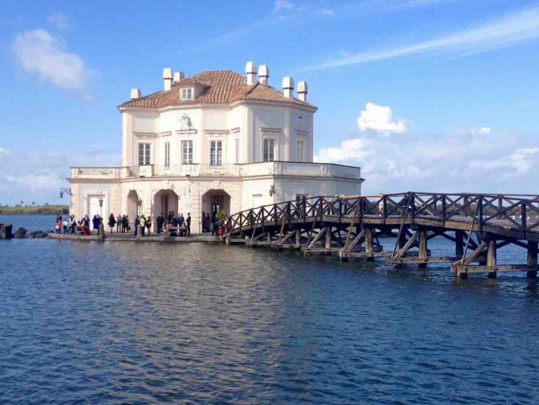 La cultura come radice: alla Casina Vanvitelliana va in scena «I servi del re»