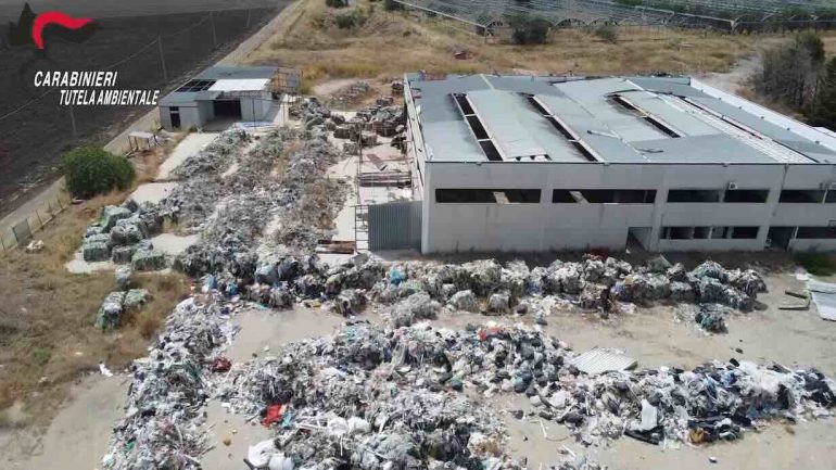 La nuova Gomorra dei rifiuti: così l’asse Campania-Puglia è diventato la pattumiera d’Italia