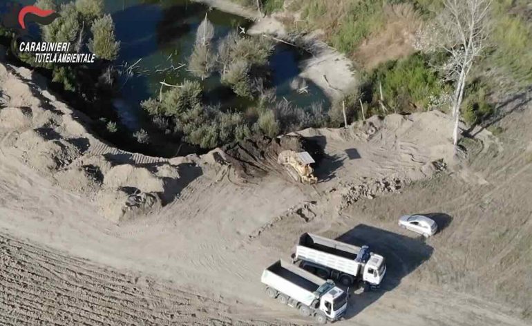 La nuova Gomorra: fanghi industriali sversati nelle campagne e nei laghi tra Napoli e Caserta: due arresti