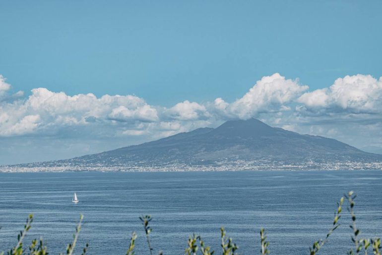 La vera storia del Vesuvio: le eruzioni che hanno cambiato Napoli