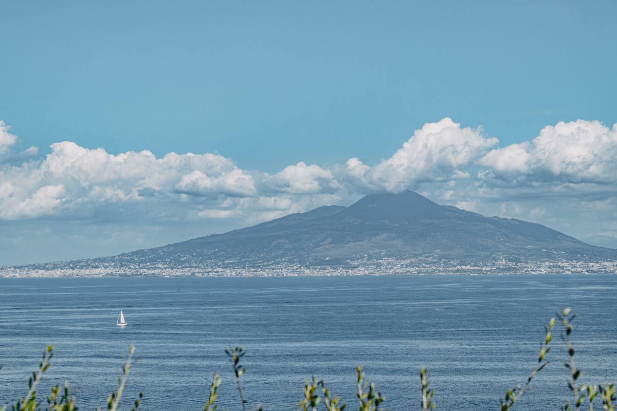 Le eruzioni del Vesuvio: il dramma che ha segnato Napoli e il suo futuro