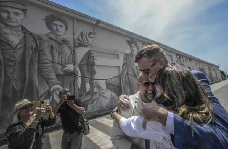 Lacrime e memoria: Bill De Blasio emozionato davanti al murale degli Emigranti a Napoli