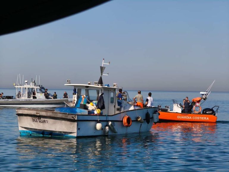 Lago Patria, ottocento nasse fantasma strappate al mare