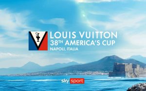 L’America’s Cup approda su Sky: Napoli si prepara allo storico debutto italiano del 2027