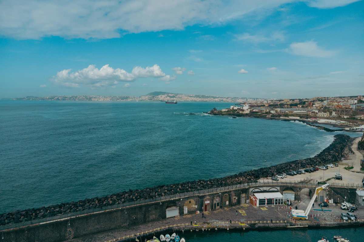 Le spiagge iconiche da visitare a Napoli: le più belle tra mare, storia e panorami