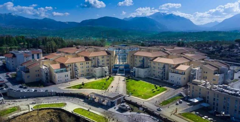 Lioni, colpito da una trave mentre revisiona una giostra: grave 26enne