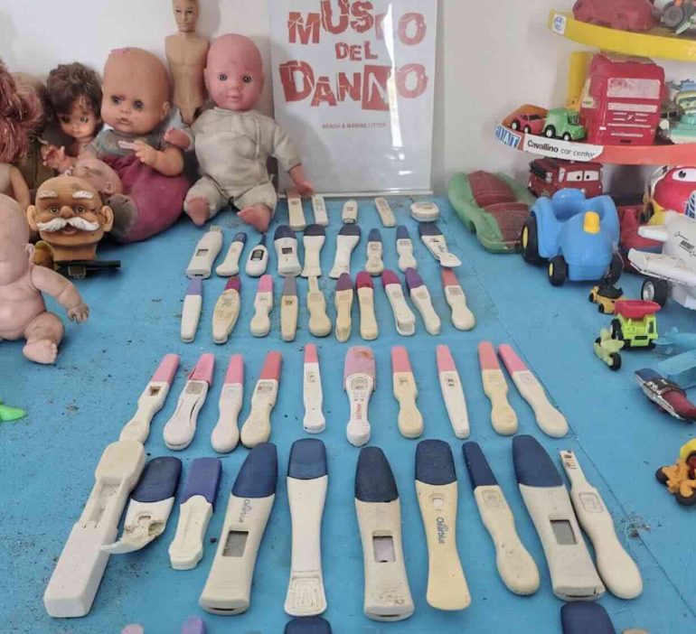 Litorale Domizio, shock sulla spiaggia: decine di test di gravidanza abbandonati tra i rifiuti