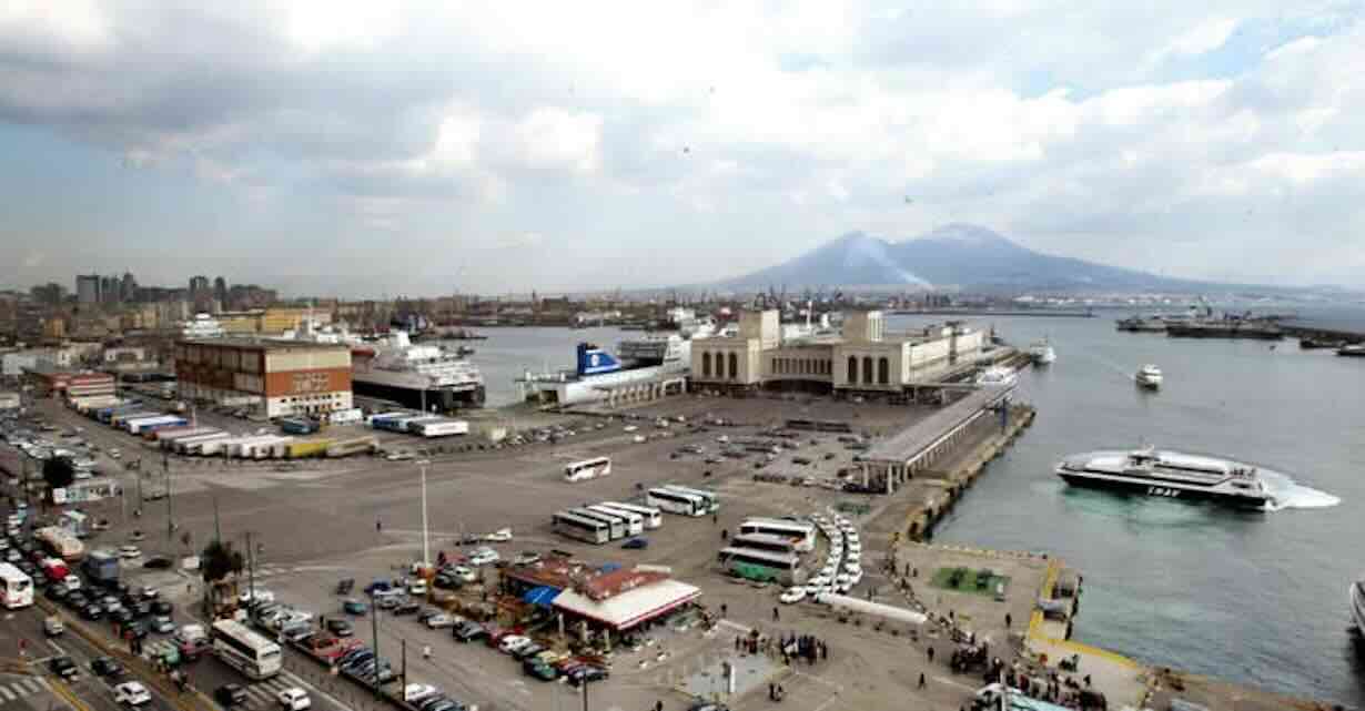 Nel porto di Napoli, una panchina ricorda chi è scomparso: un’onda di dolore e memoria