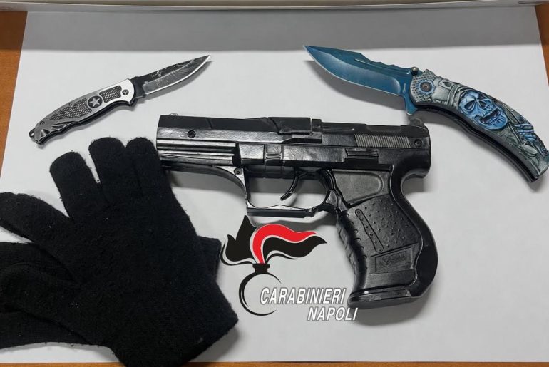 Marano, fugge all’alt dei militari: 22enne preso con pistola e coltelli