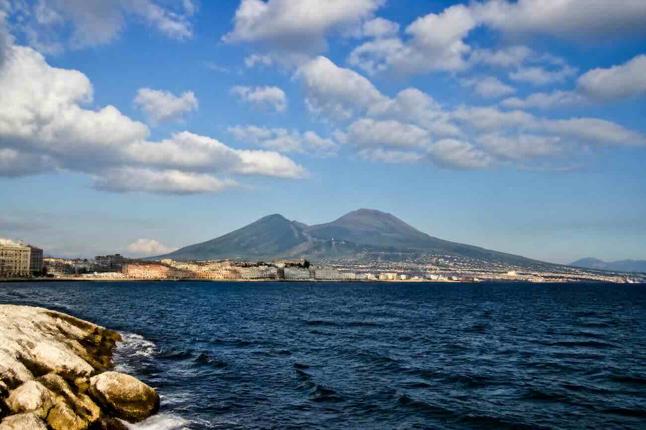 Meteo Napoli, variabilità e ampie schiarite: temperature miti ma attenzione ai venti