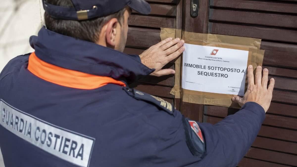 Mondragone, blitz anti-abusivismo: sequestrati 20 immobili in località Stercolilli