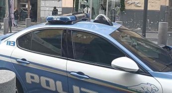 Napoli, strappa la catenina a una turista e aggredisce un agente: 27enne arrestato