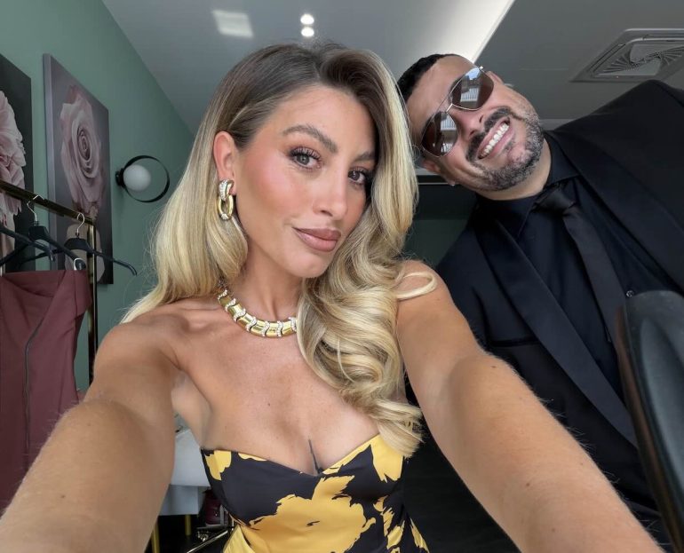 Napoli celebra il ritorno della moda con la borsa gigante di Marzia Mango in Piazza dei Martiri