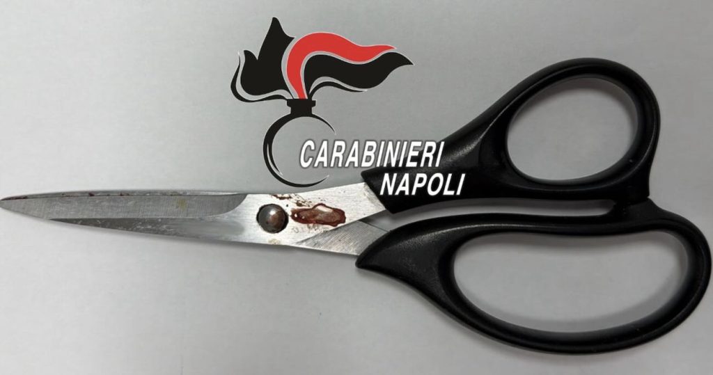 Napoli, accoltella la moglie con le forbici: arrestato 66enne al Rione Traiano