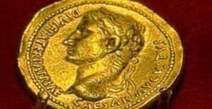 Napoli, al MANN riapre la sezione Numismatica: in mostra 6mila monete e i gioielli d’oro dopo cinquant’anni
