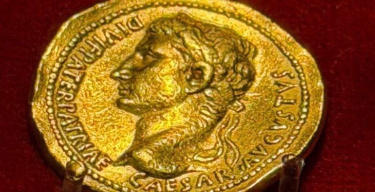 Napoli, al MANN riapre la sezione Numismatica: in mostra 6mila monete e i gioielli d’oro dopo cinquant’anni